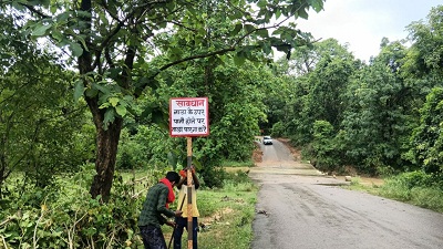 पुल के ऊपर पानी रहने पर पार नहीं करने लोगों को किया जा रहा जागरूक