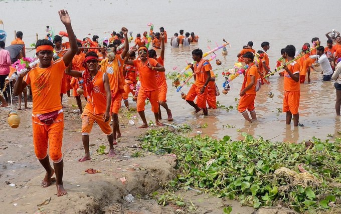 अमरकंटक से जल लेकर आ रहे कावड़ पद यात्रियों का रास्ते के गांवों में किया जा रहा है स्वागत