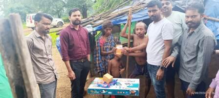 दिव्यांग दंपत्ति के घर पहुंच खाद्य विभाग ने दिया प्रधानमंत्री उज्जवला योजना का लाभ