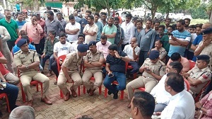 कांग्रेस विधायक देवेंद्र यादव के घर पर पहुंची पुलिस