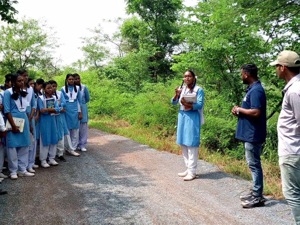 राष्&zwj;ट्रीय मधुमक्&zwj;खी दिवस : जंगल सफारी में विद्यार्थियों ने किया भ्रमण