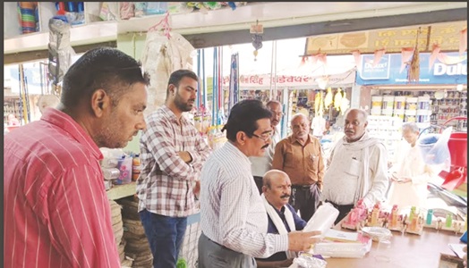 सड़े गले खादय पदार्थ विक्रय करने वाले दुकानदारों पर 12800 रू. का चालानी कार्यवाही