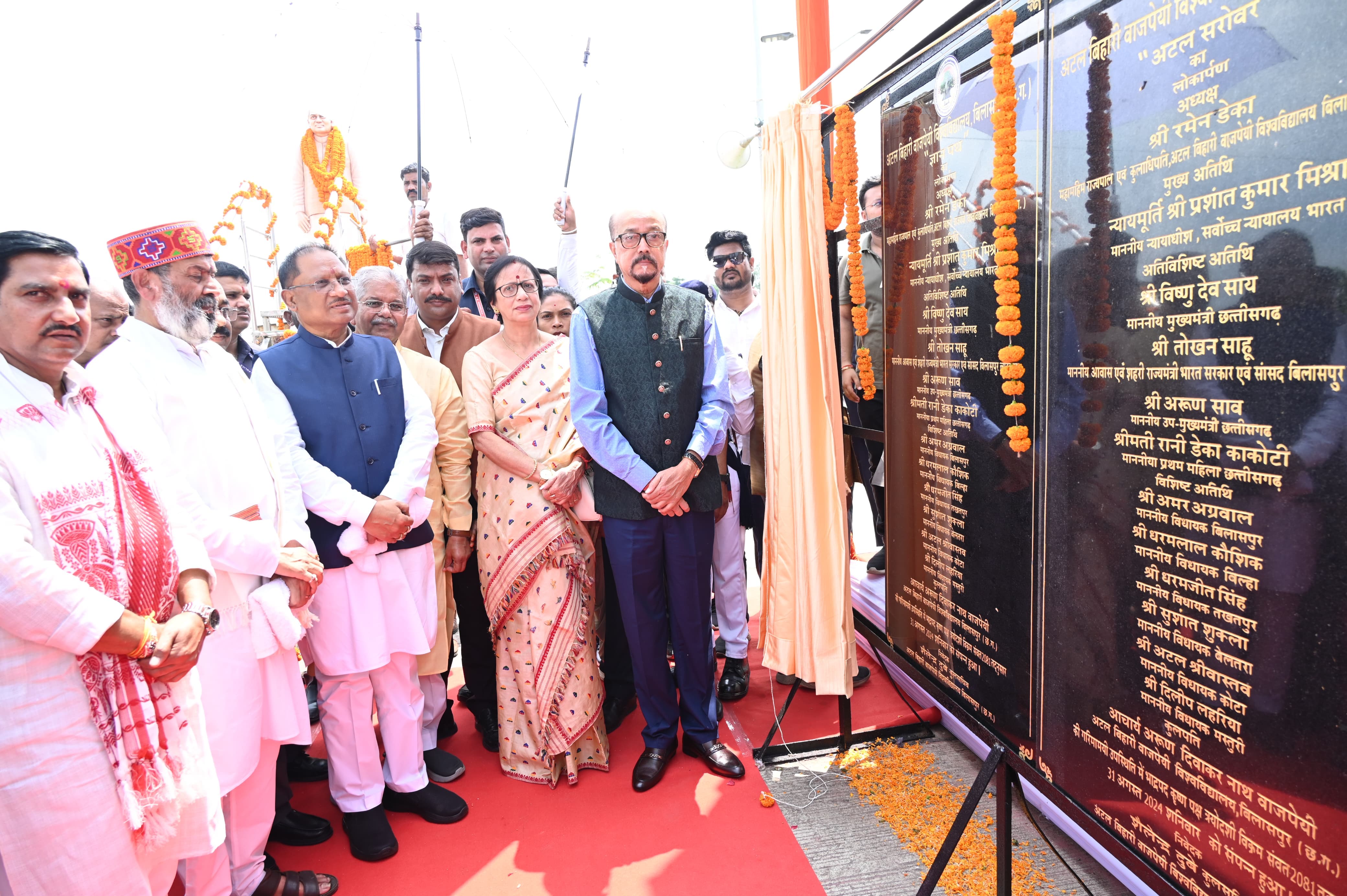 राज्यपाल श्री रमेन डेका और मुख्यमंत्री श्री विष्णु देव साय ने पूर्व प्रधानमंत्री भारत रत्न स्वर्गीय श्री अटल बिहारी वाजपेयी की प्रतिमा पर माल्यार्पण कर उन्हें नमन किया