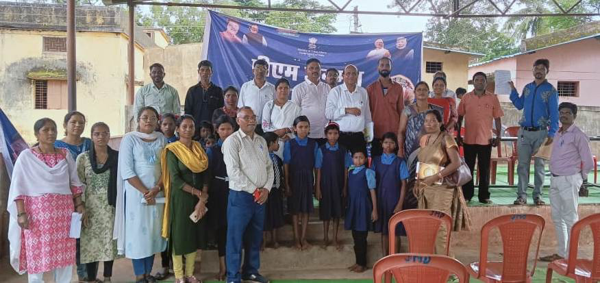 प्रधानमंत्री जनमन अंतर्गत लगाई गई ओरछा के साप्ताहिक बाजार में शिविर