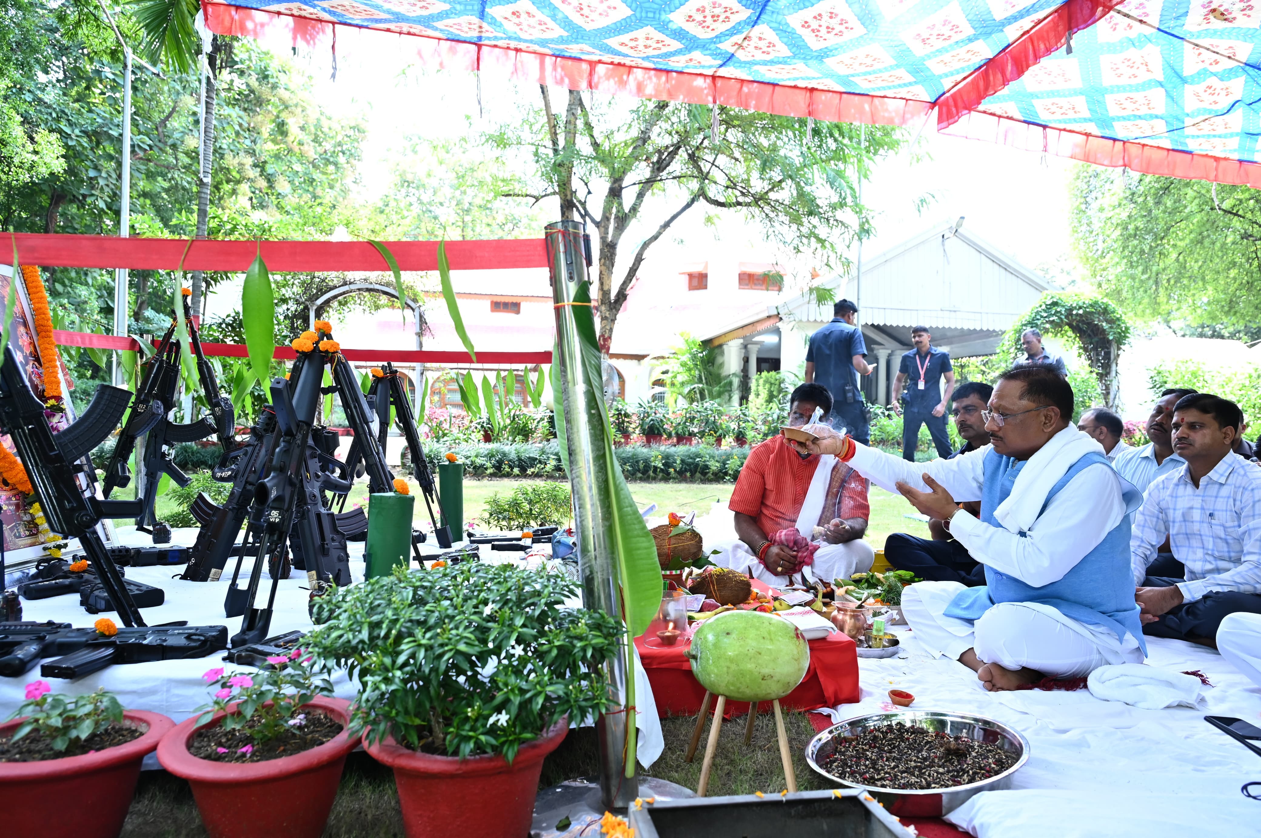 मुख्यमंत्री श्री विष्णु देव साय ने विजयदशमी पर्व के अवसर पर किया शस्त्र पूजन
