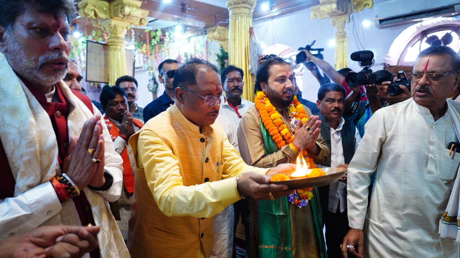 मुख्यमंत्री श्री विष्णु देव साय ने मां दंतेश्वरी की पूजा-अर्चना कर प्रदेशवासियों की खुशहाली की कामना की