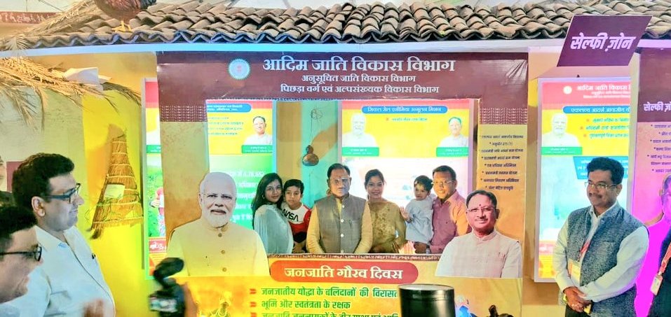 आदिमजाति विभाग की प्रदर्शनी का मुख्यमंत्री श्री विष्णु देव साय ने की प्रशंसा