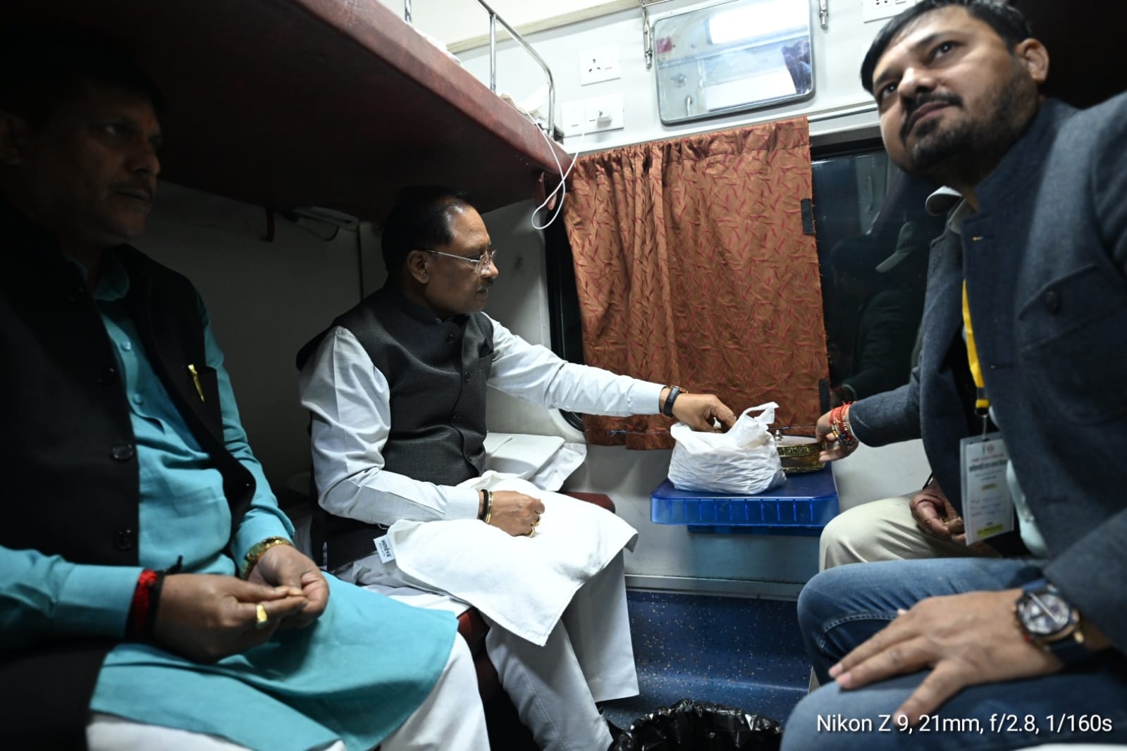 मुख्यमंत्री ने कहा - ट्रेन से यात्रा का आनंद ही अलग होता है