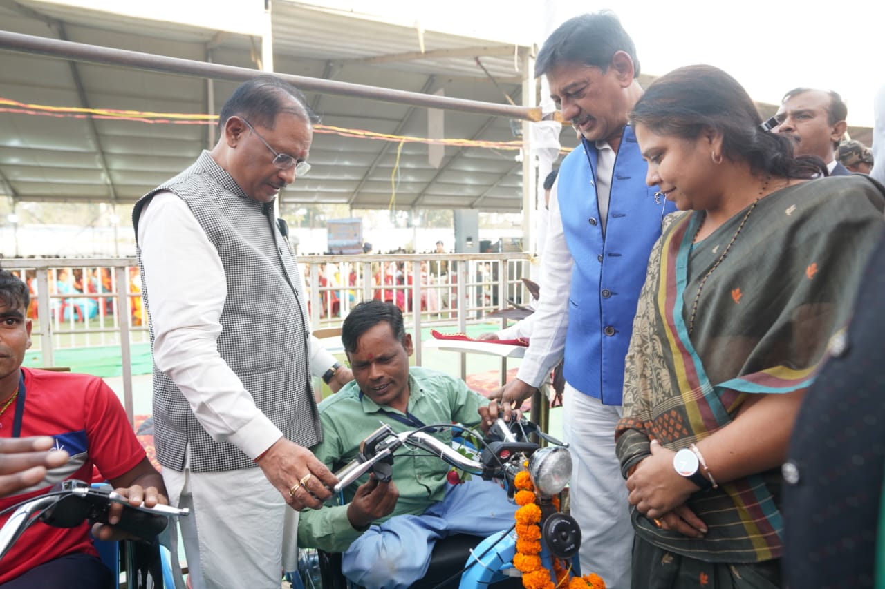  मुख्यमंत्री ने मेरे कांधे पर हाथ रखा और नया हौसला दिया- हितग्राही मनोज