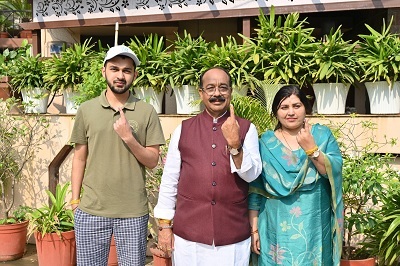 उप-मुख्यमंत्री अरुण साव ने बिलासपुर में सपरिवार किया मतदान