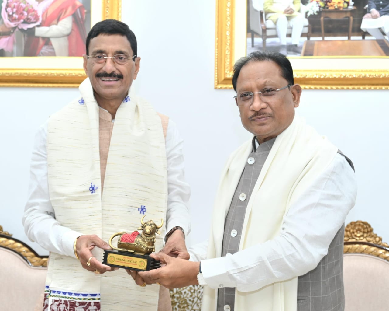  मुख्यमंत्री विष्णु देव साय से केंद्रीय रक्षा राज्य मंत्री संजय सेठ ने की सौजन्य भेंट