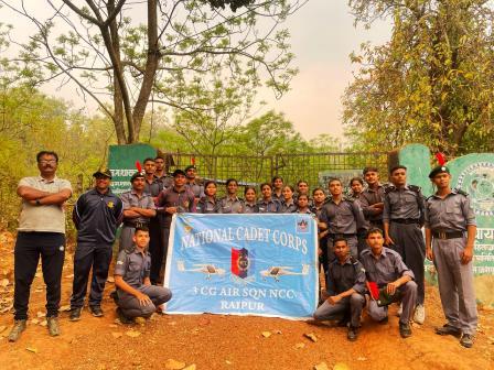 एन.सी.सी. रायपुर के छात्रों ने देखा सारूडीह चाय बागान और रानीदाह जलप्रपात