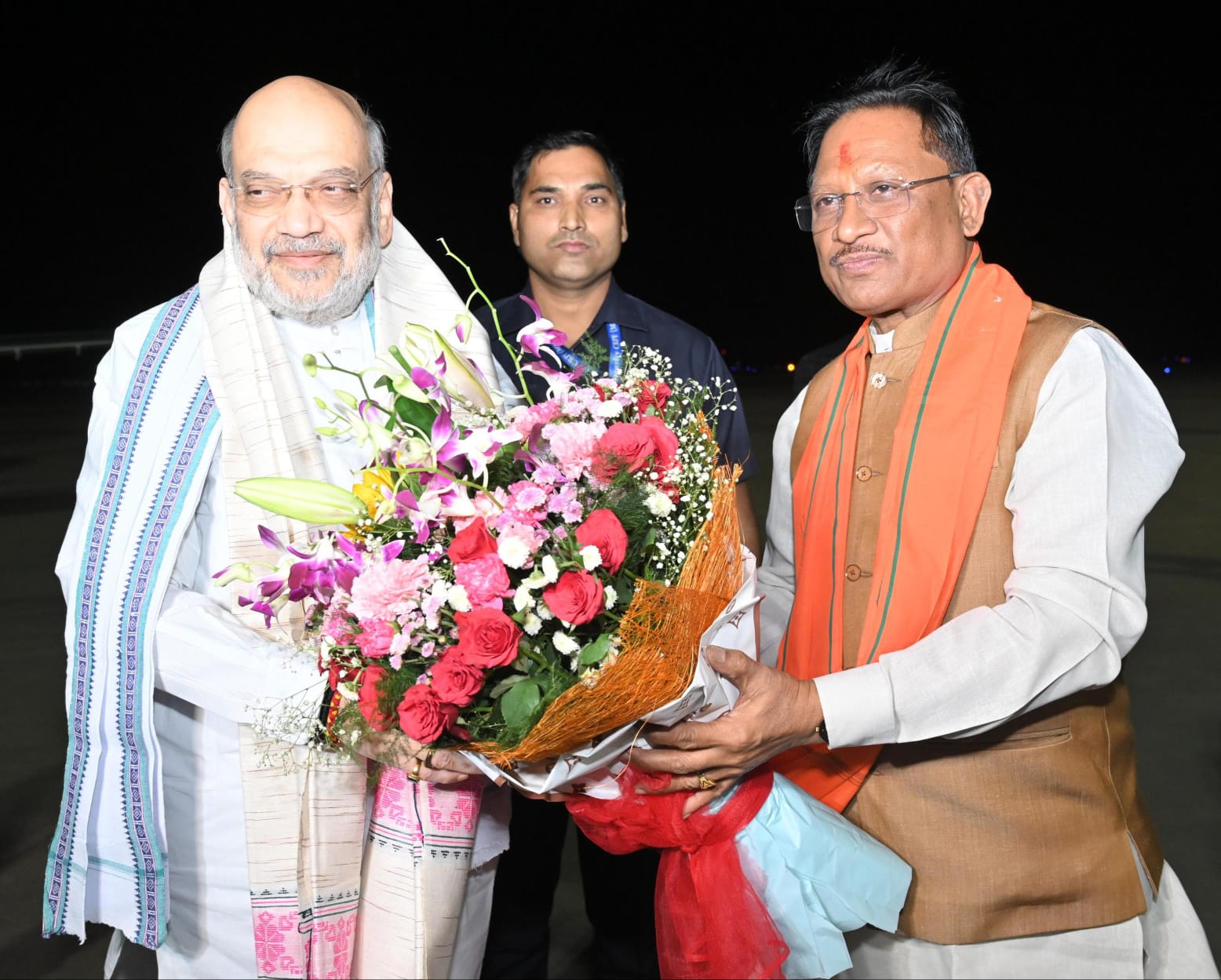 केंद्रीय गृह मंत्री श्री अमित शाह का मुख्यमंत्री श्री विष्णुदेव साय ने स्वामी विवेकानंद विमानतल पर किया आत्मीय स्वागत