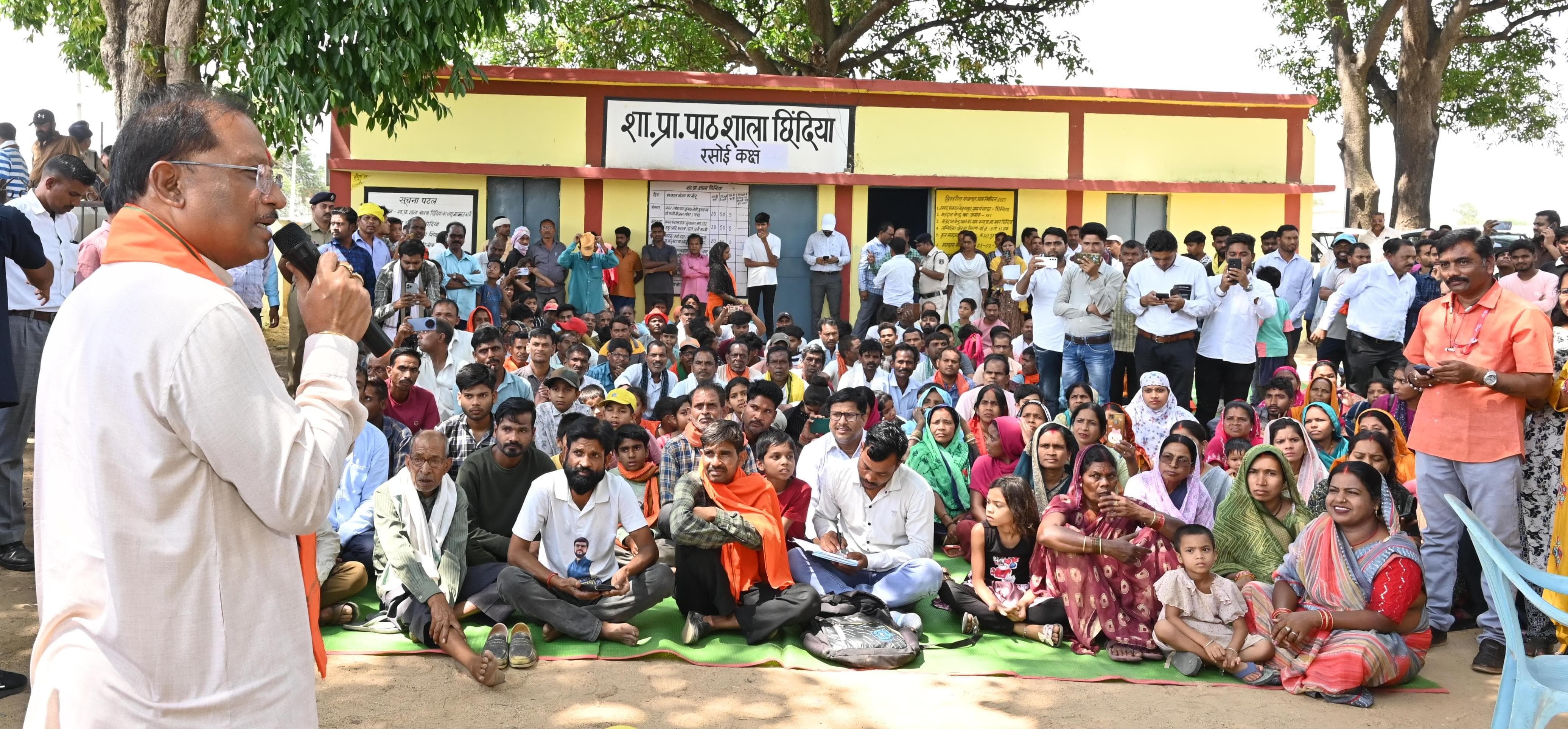मुख्यमंत्री श्री विष्णुदेव साय का छिंदिया गांव में आकस्मिक दौरा, सुशासन तिहार के तहत चौपाल लगाकर ग्रामीणों से किया सीधा संवाद