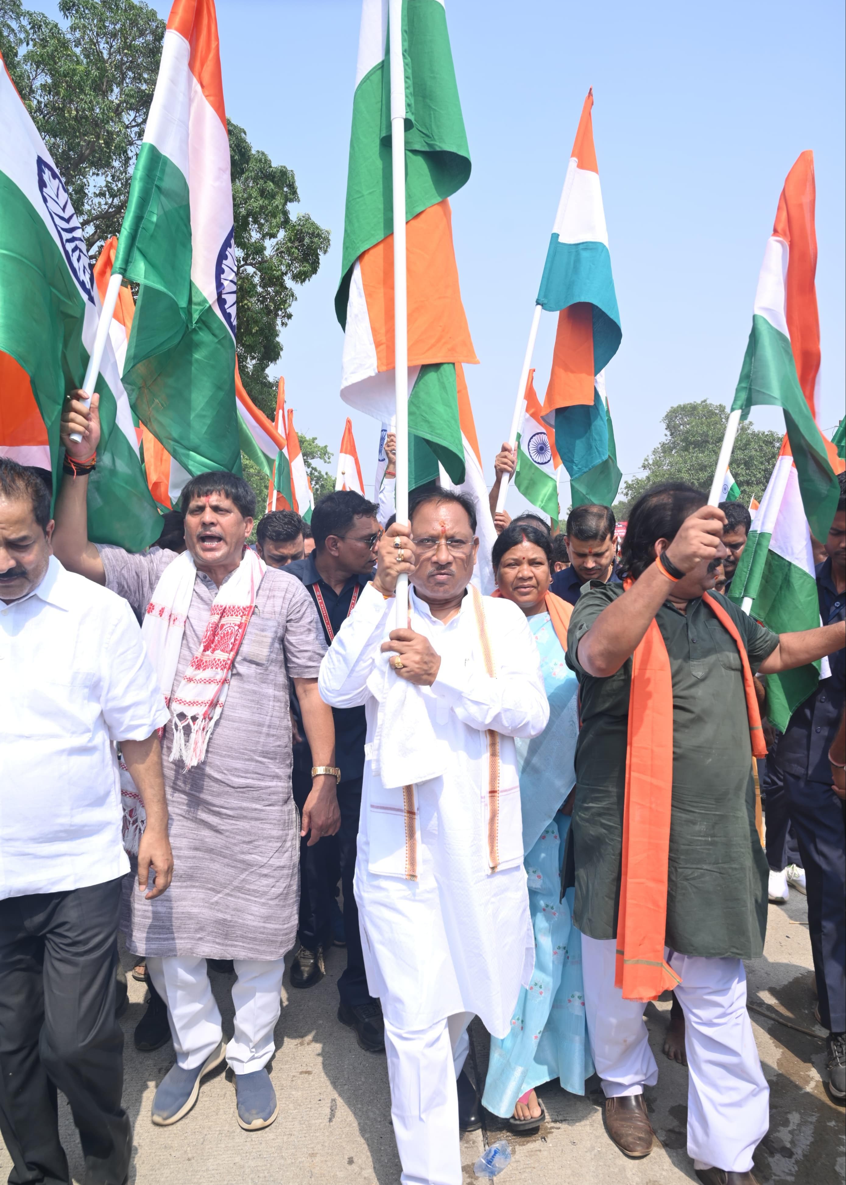 मुख्यमंत्री श्री विष्णु देव साय के साथ जनप्रतिनिधि और बड़ी संख्या में आम नागरिक  हाथ में तिरंगा लेकर यात्रा में शामिल हुए