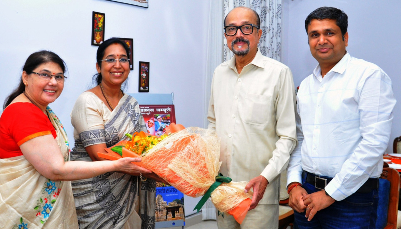 राज्यपाल श्री डेका से ईशा फाऊंडेशन संस्था के स्वयंसेवकों ने सौजन्य भेंट की