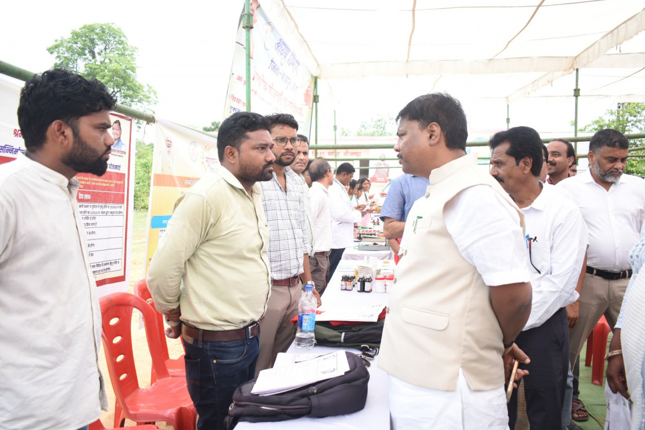  प्रभारी मंत्री श्री केदार कश्यप ने बीजापुुर में आयोजित समाधान शिविर का किया औचक निरीक्षण