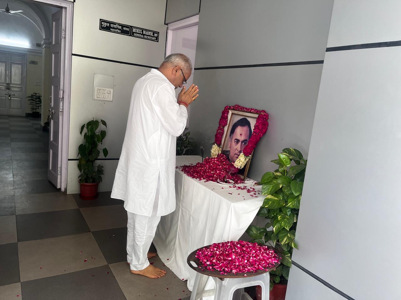 पूर्व मुख्यमंत्री भूपेश बघेल ने पूर्व प्रधानमंत्री स्व. राजीव गांधी  की पुण्यतिथि पर श्रद्धांजलि दी