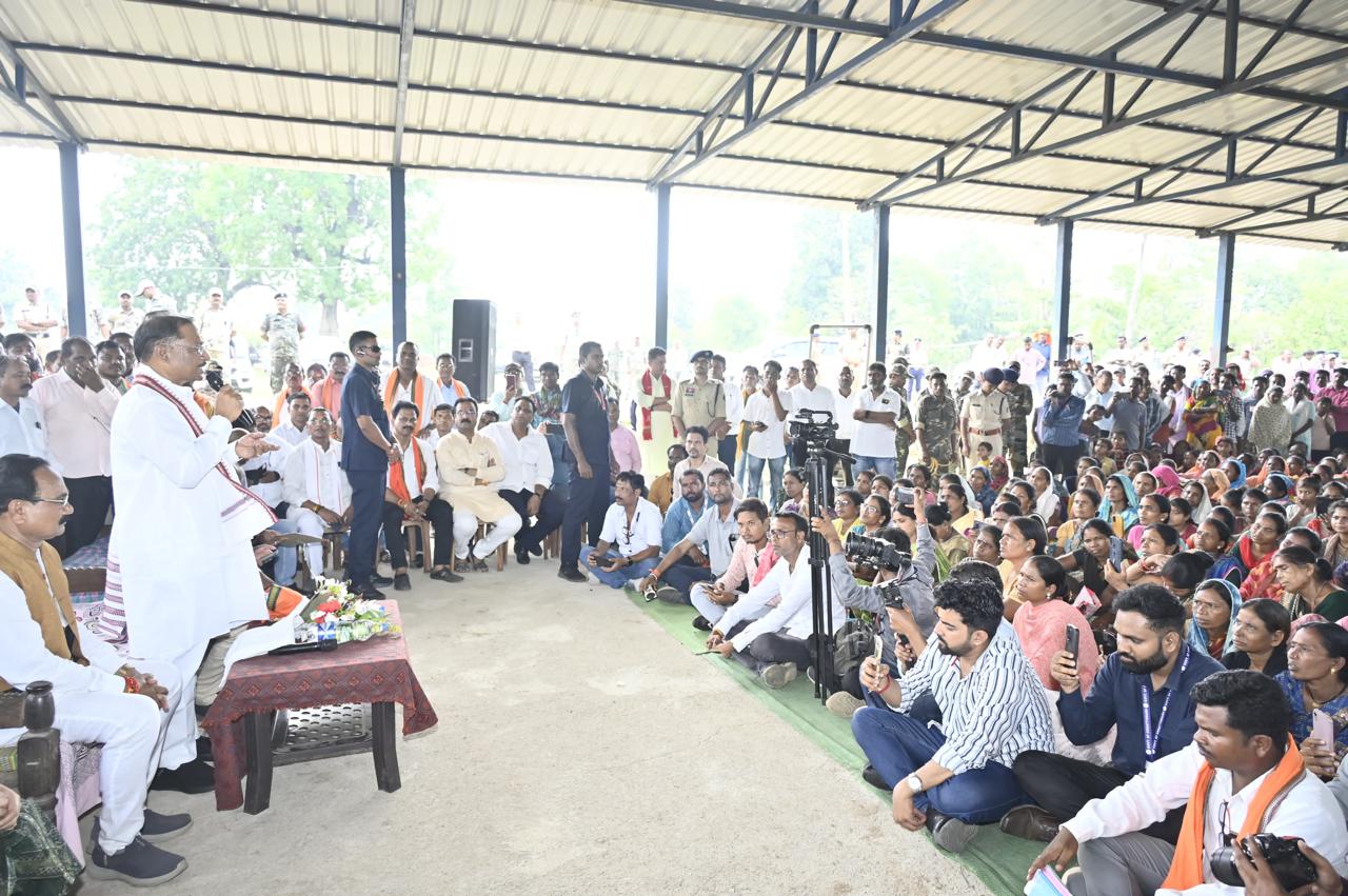 मुख्यमंत्री श्री विष्णु देव साय ने ग्रामीणों से आत्मीयता के साथ किया संवाद, हितग्राहियों से की चर्चा