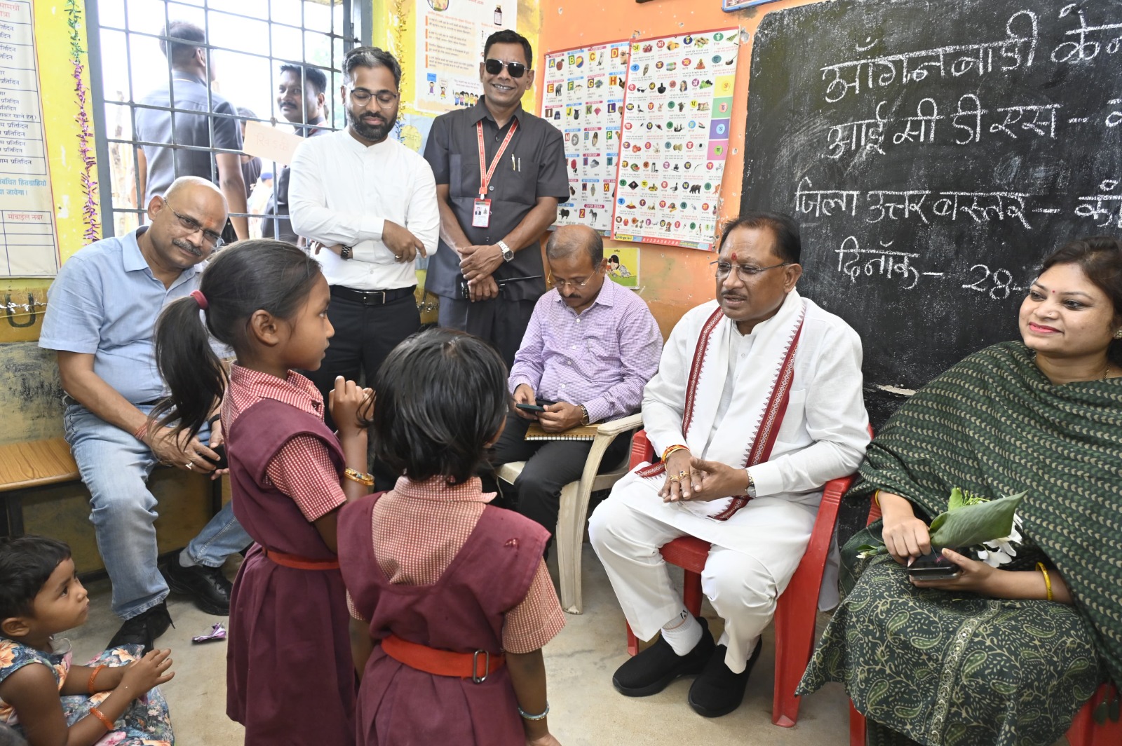 सुशासन तिहार के दौरे पर मुख्यमंत्री अचानक पहुंचे मांदरी गांव के आँगनबाड़ी केंद्र