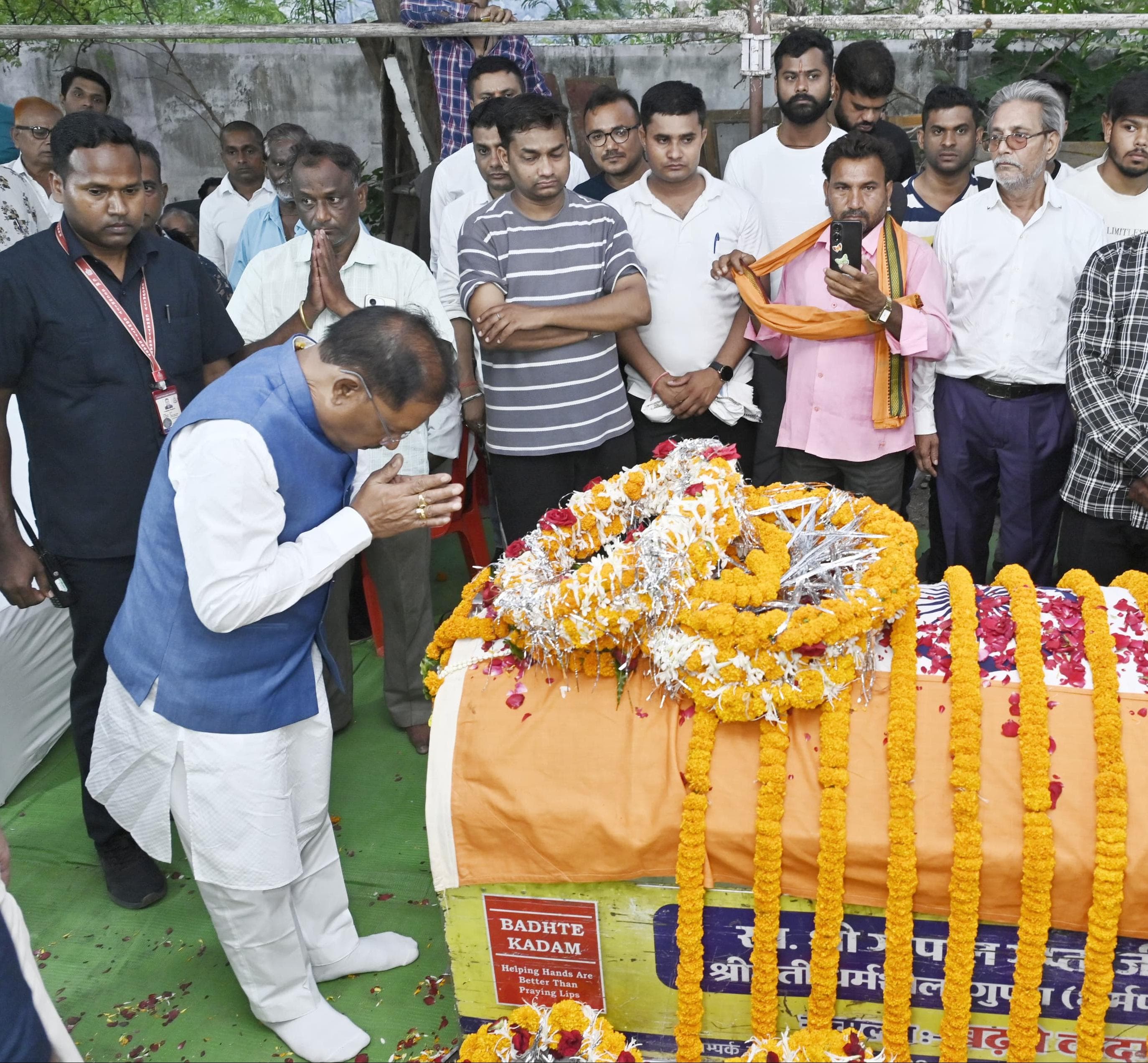 मुख्यमंत्री श्री विष्णु देव साय ने शहीद एएसपी श्री आकाश राव गिरपुंजे के निवास पहुंचकर दी श्रद्धांजलि