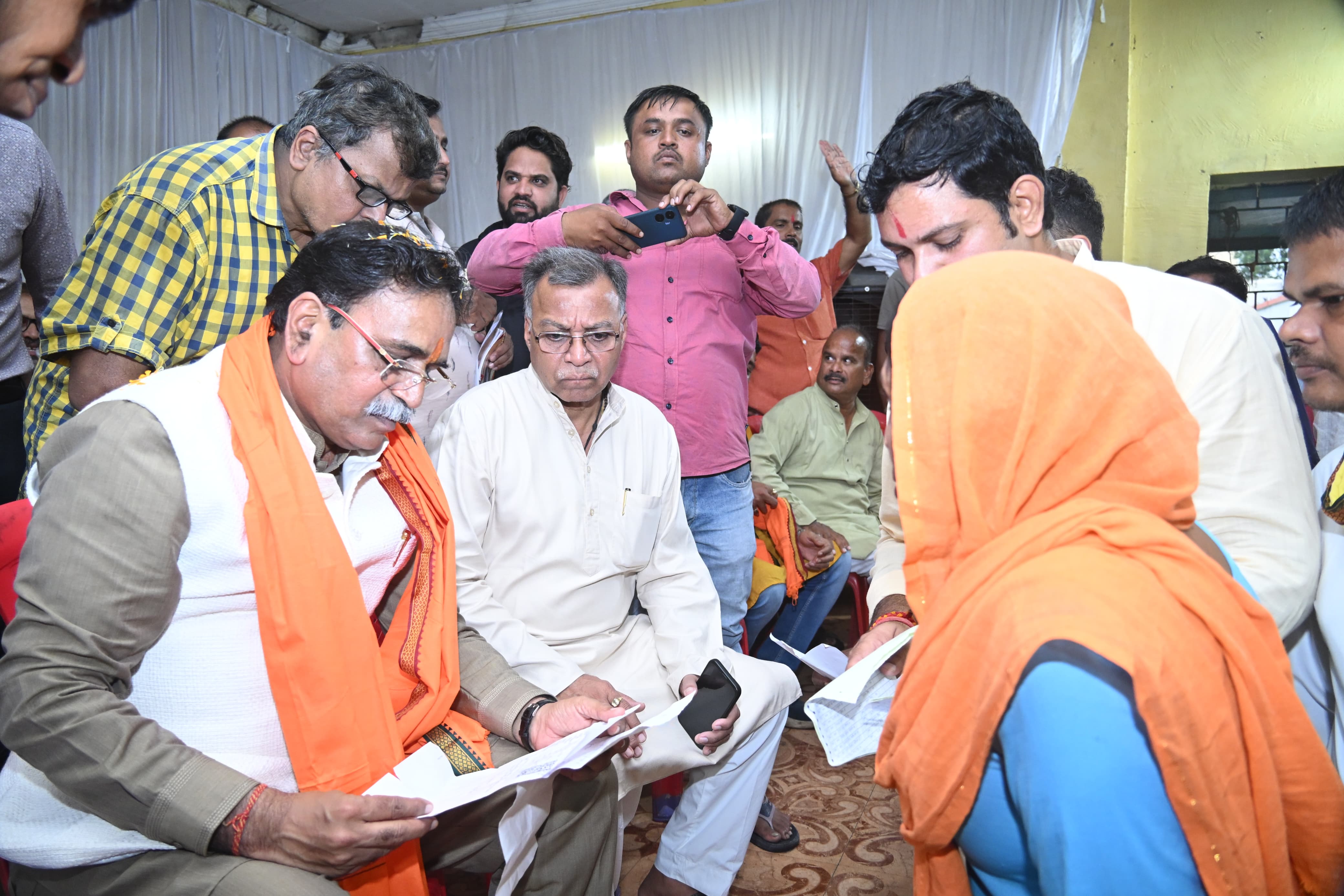 पूर्व कैबिनेट मंत्री और विधायक राजेश मूणत ने हीरापुर से किया जनचौपाल कार्यक्रम का आगाज