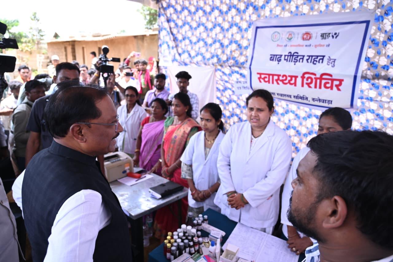 बाढ़ प्रभावितों का हाल जानने सीधे उनके बीच पहुँचे मुख्यमंत्री श्री विष्णु देव साय: अधिकारियों को राहत एवं पुनर्वास कार्यों में तेजी लाने के निर्देश