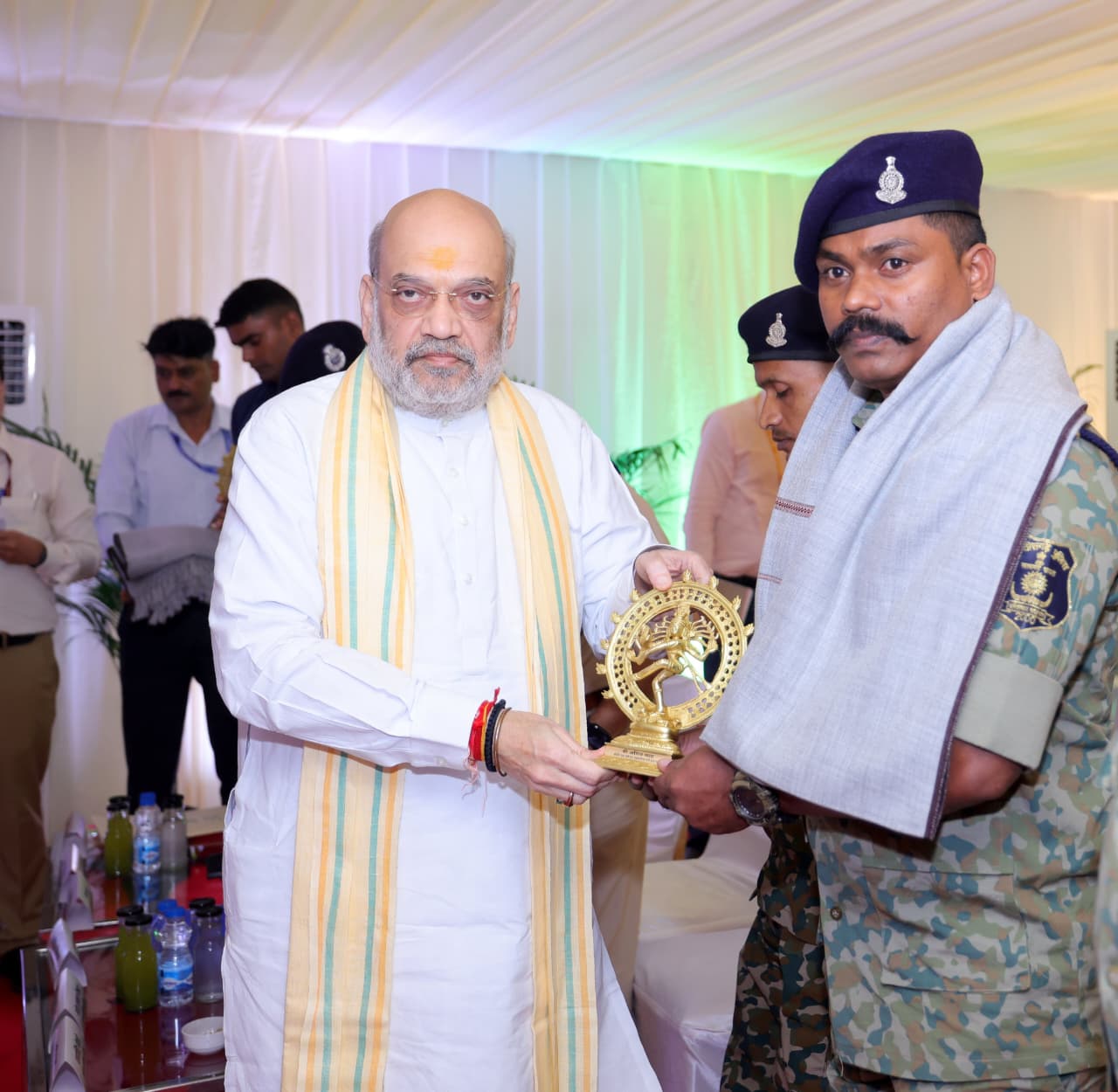 केन्द्रीय गृह एवं सहकारिता मंत्री श्री अमित शाह ने कर्रेगुट्टालु पहाड़ी पर &lsquo;ऑपरेशन ब्लैक फॉरेस्ट&rsquo; को सफलतापूर्वक अंजाम देने वाले सीआरपीएफ, छत्तीसगढ़ पुलिस, डीआरजीऔर कोबरा के जवानों से भेंट की और उन्हें सम्मानित किया