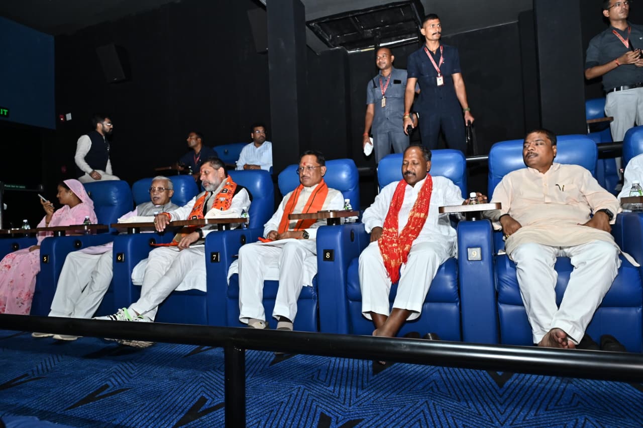 मोदीजी के जीवन पर आधारित फिल्म देखने पहुंचे मुख्यमंत्री साय, प्रदेश अध्यक्ष देव सहित  मंत्रीगण