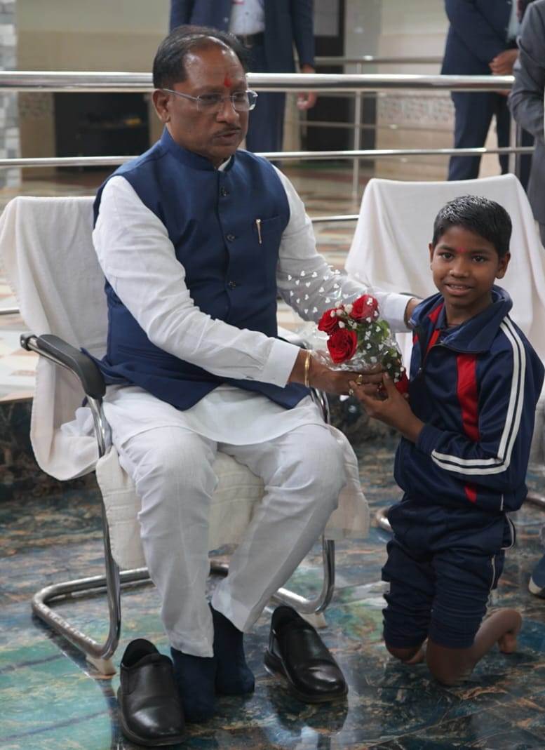दिव्यांग बच्चों के बीच पहुंचे मुख्यमंत्री श्री साय