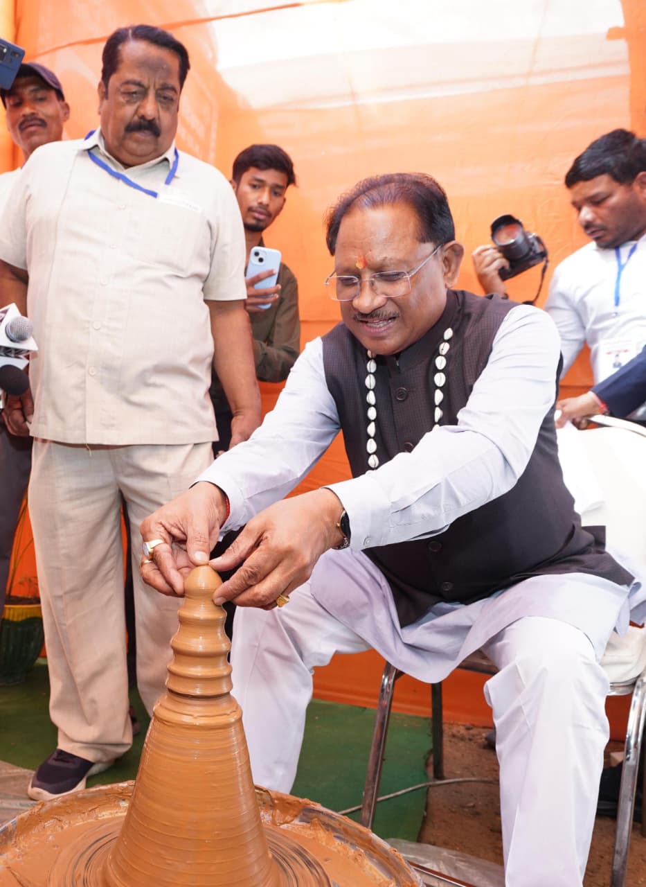 मुख्यमंत्री श्री साय ने कुम्हार के चाक पर गढ़ा दीया, पारंपरिक शिल्पकारों से किया आत्मीय संवाद: सरगुजा विकास प्राधिकरण की बैठक के दौरान प्रदर्शनी में दिखा माटी से जुड़ाव