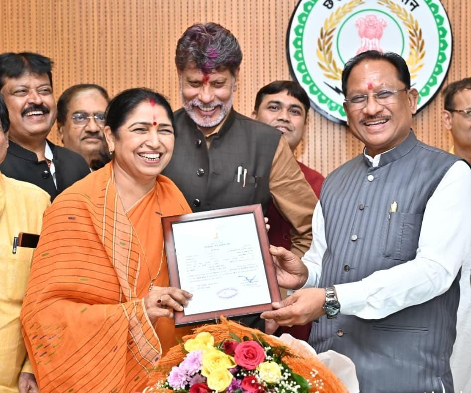 मुख्यमंत्री श्री विष्णु देव साय से नवनिर्वाचित राज्यसभा सदस्य श्रीमती लक्ष्मी वर्मा ने की सौजन्य मुलाकात