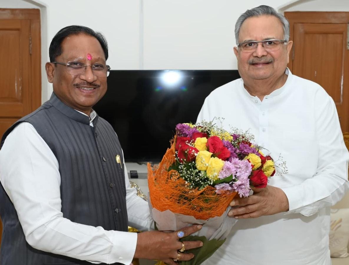 मुख्यमंत्री श्री विष्णु देव साय ने विधानसभा अध्यक्ष डॉ. रमन सिंह से की सौजन्य मुलाकात