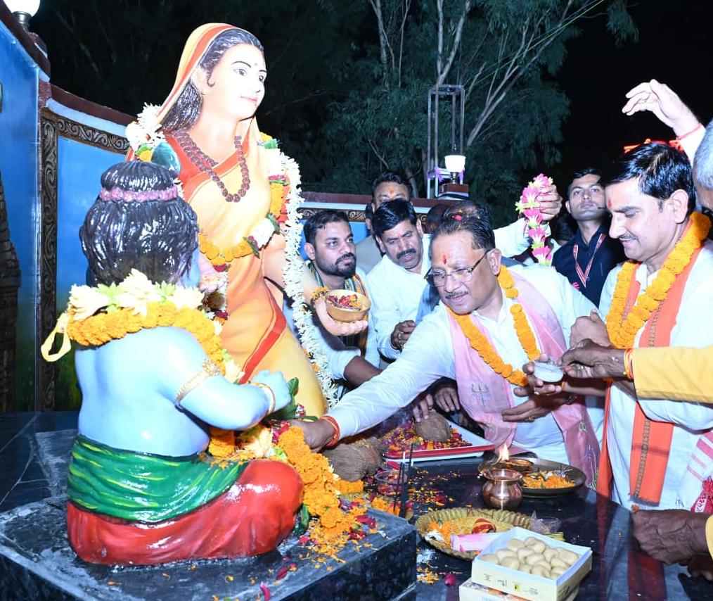 सुशासन तिहार 2026: मुख्यमंत्री श्री विष्णु देव साय ने किया मुंगेली नगर के चौक-चौराहों में स्थापित प्रतिमाओं का अनावरण