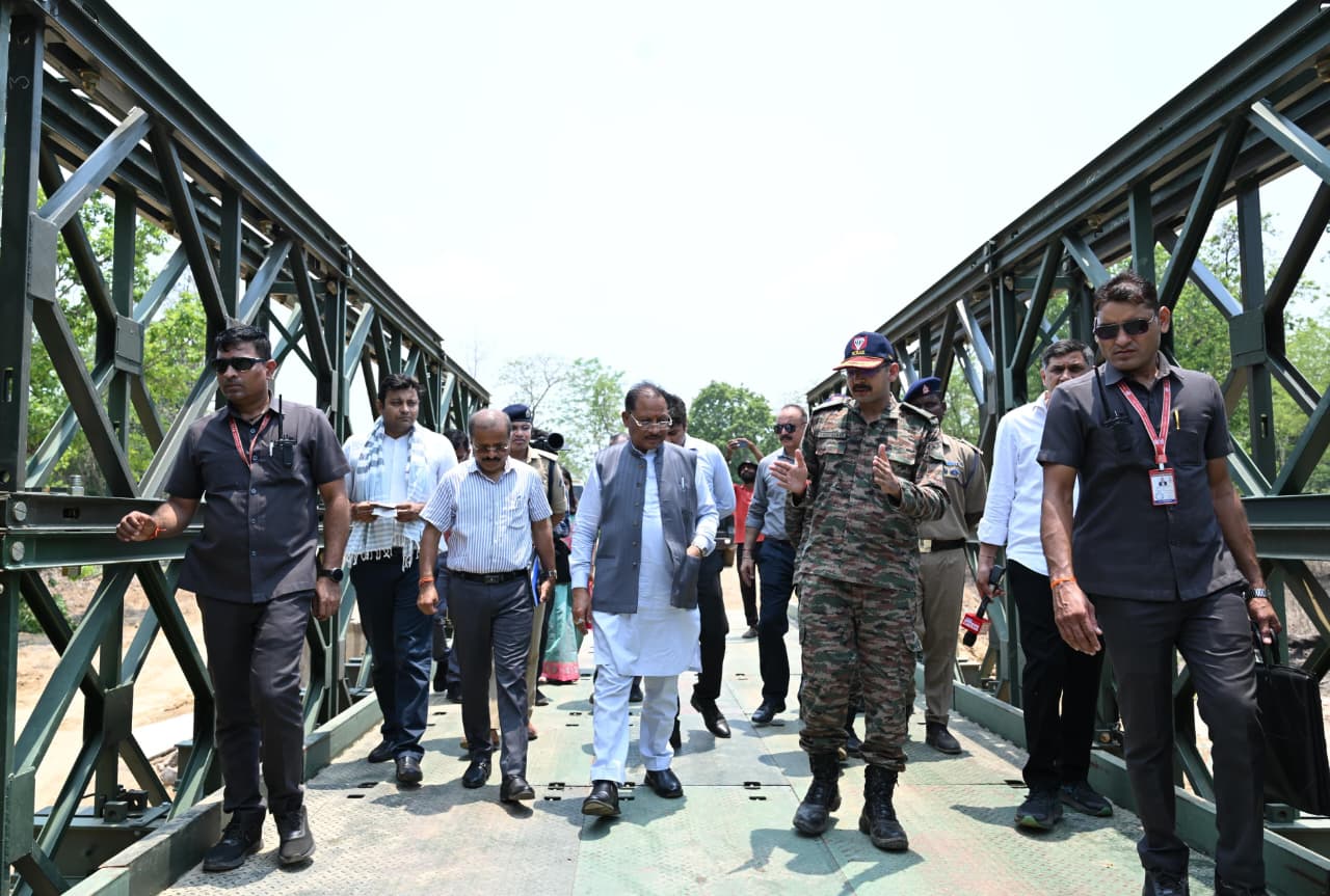 मुख्यमंत्री विष्णु देव साय ने किया निरीक्षण, कहा - दूरस्थ क्षेत्रों तक विकास पहुंचाना हमारी सर्वोच्च प्राथमिकता