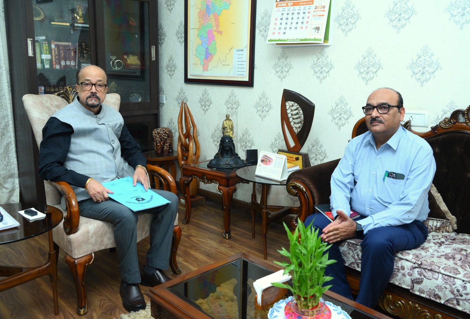 राज्यपाल श्री रमेन डेका से मुख्य सचिव ने सौजन्य भेंट की