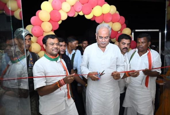 बीजापुर में मुख्यमंत्री ने किया सी-मार्ट का लोकार्पण, पहला ग्राहक बन ख़रीदा बांस का सोफासेट