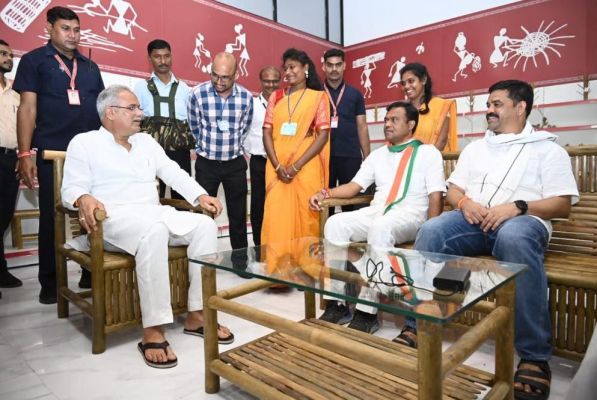 बीजापुर में मुख्यमंत्री ने किया सी-मार्ट का लोकार्पण, पहला ग्राहक बन ख़रीदा बांस का सोफासेट