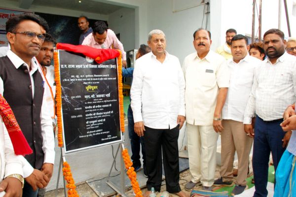 सोलर पावर प्लांट की स्थापना से गांव होगा रोशन : मोहम्मद अकबर