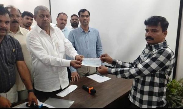 मंत्री अकबर ने विपत्तिग्रस्त परिवार को सौंपा 4 लाख का चेक