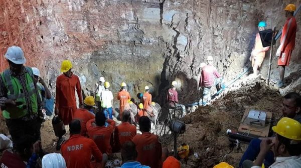 बोरवेल में तीन दिनों से फंसा 10 साल का राहुल बाहर निकलने से बस 3 मीटर दूर, रेस्क्यू में कर रहा मदद