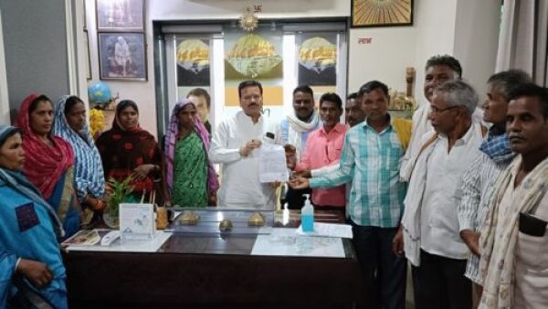 पंचायत प्रतिनिधियों सहित ग्रामीणों ने की संसदीय सचिव से मुलाकात