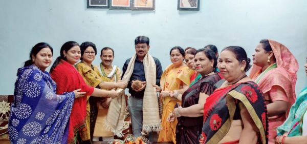 महिला कांग्रेस ने किया जिलाधीश जितेंद्र शुक्ला का सम्मान