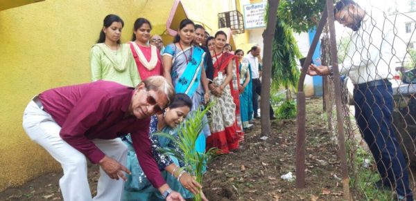 अपने जन्मदिन पर मो. ताहिर खान ने कॉलेज और स्कूल स्टाफ के साथ रोपे पौधे