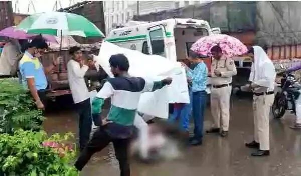 ट्रक के बाइक को मारी ठोकर, कटकर अलग हो गए युवक के पैर&hellip;