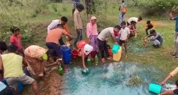 मुफ्त का डीजल लेने लगी भीड़ : डिब्बा-बाल्टी और जरकिन, जो मिला उसमे लगे भरने&hellip;