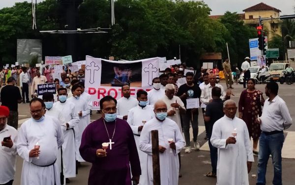 ईसा मसीह और माता मरियम की मूर्ति खंडित की, मसीही समाज ने निकाला कैंडल मार्च