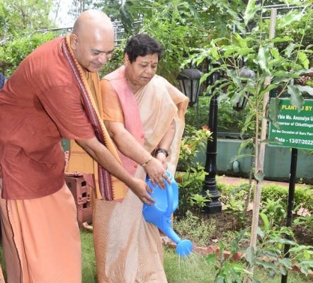 गुरु पूर्णिमा पर राज्यपाल सुश्री उइके ने राजभवन में किया वृक्षारोपण