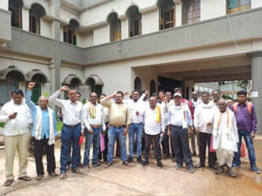 गैर आदिवासी ने की आदिवासियों के जमीन पर फर्जी बिक्री, नाराज आदिवासी समाज