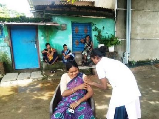 घर-घर जाकर कोविड टीके का बूस्टर डोज लगा रही स्वास्थ्य विभाग की टीम